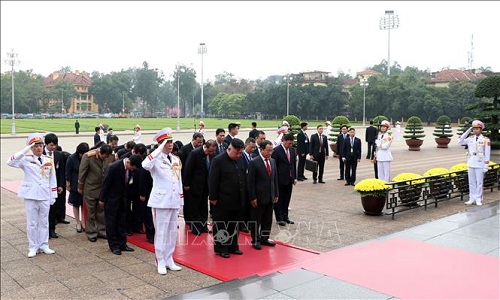 Chủ tịch Triều Tiên Kim Jong-un cùng các thành viên Đoàn đại biểu cấp cao Triều Tiên đặt vòng hoa và vào Lăng viếng Chủ tịch Hồ Chí Minh.